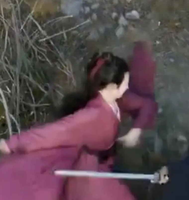 《一念关山》刘诗诗演技惹争议，假吃端着板脸装，频繁用替身露馅