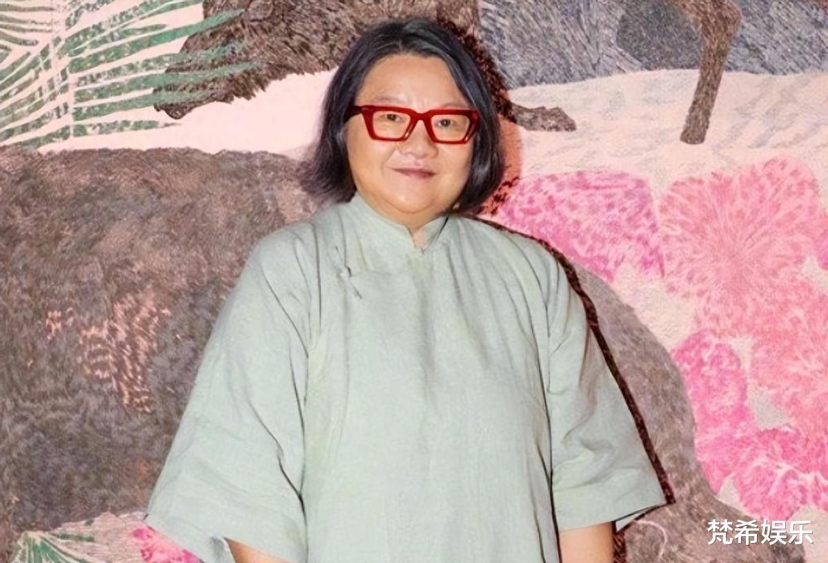 洪晃狂热吹捧法国药引争议!称吃了一粒药就好,被网友批判太夸张