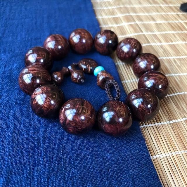 揭秘黄花梨手串:古典之美与匠心之作的完美结合