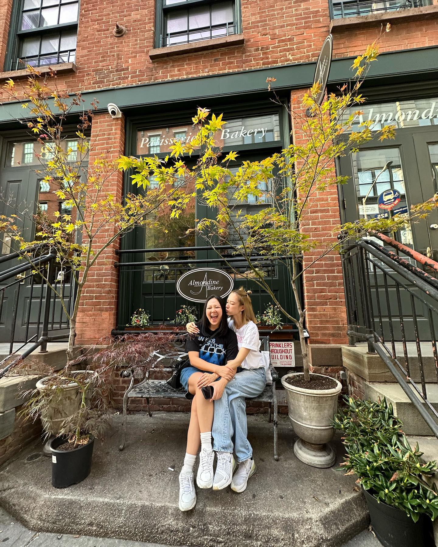 香港歌手卫诗被困在以色列一度失联，好友发声回应，已躲进防空洞