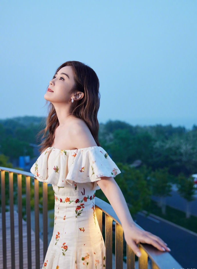 写真|Twins晒写真,阿娇穿蓝色露腰长裙,阿sa穿露肩长裙,同样都娇俏美丽