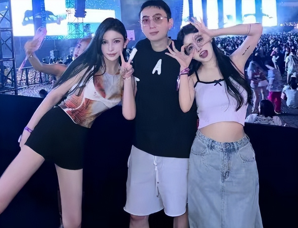 王思聪带4位美女去夜店,拍女友大腿让其点烟,网友:做个人吧