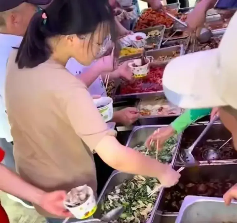 自助餐|盒饭姐亏大了!10元35个菜,因实惠成网红打卡点,老板后悔被捧红