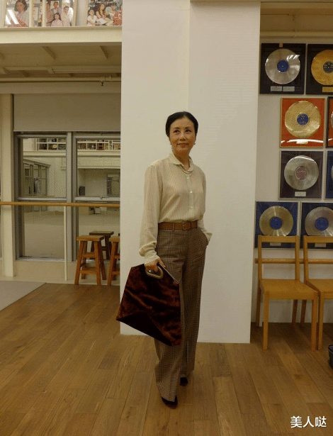 76岁汪明荃亲身示范：不穿老年装、不烫老年头，皱纹满脸仍优雅