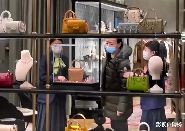 东航|宋丹丹穿着4万元衣服逛商场,年过60岁的她皮肤白皙,年轻又活力