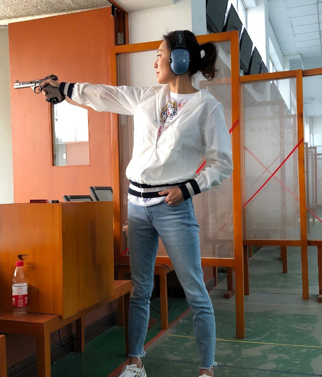 牛莉|牛莉：8次登春晚，24岁嫁给大7岁圈外男友生儿育女，50岁依旧很美