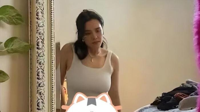 周雨彤|钟丽缇大女儿晒性感照惹争议，对镜换衣身材丰腴，网友：身材真棒