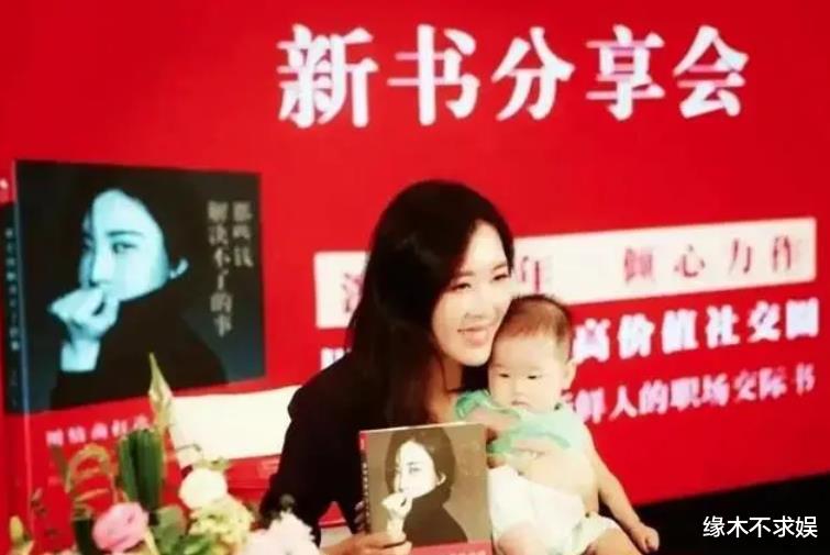 王石一家三口逛超市,4岁女儿越变越美,田朴珺家庭地位曝光!