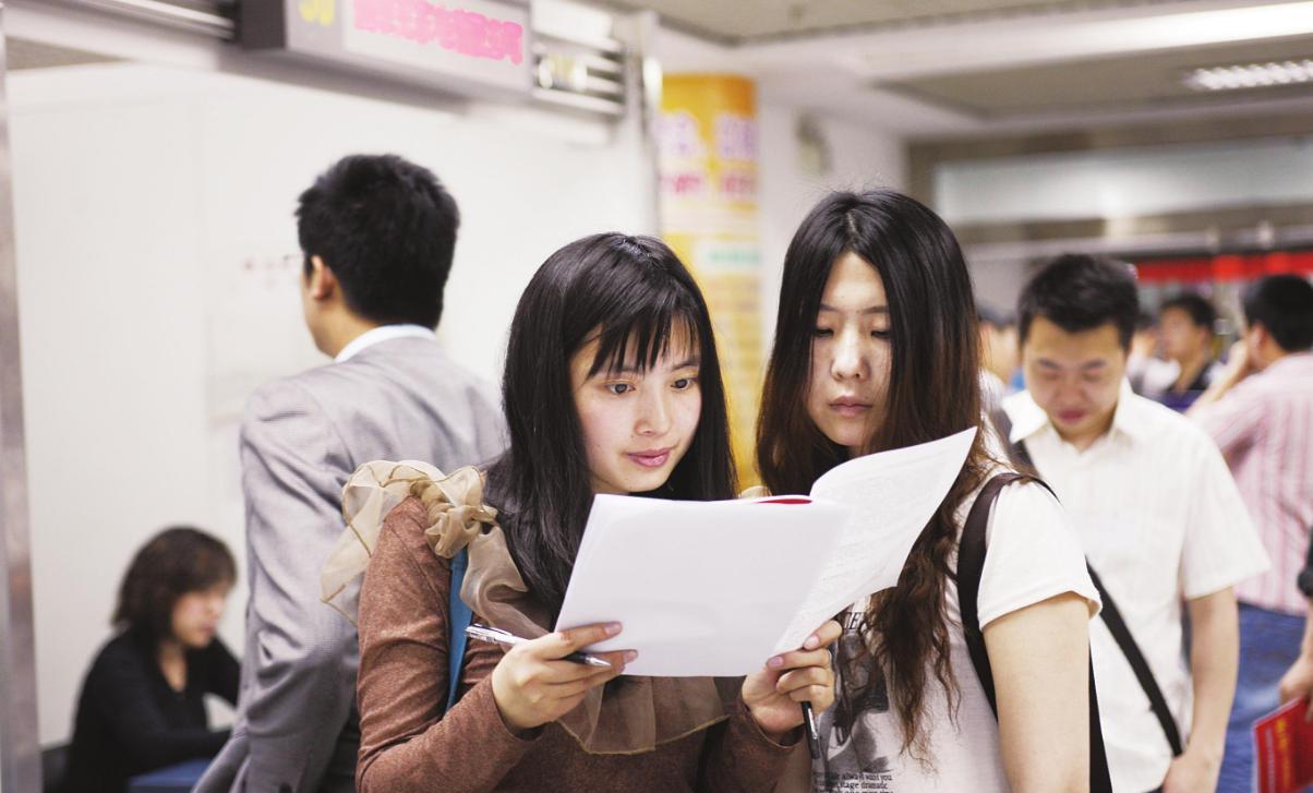 活在当下|年轻人想一出是一出？社保退保现象增加，不能躺平那就活在当下