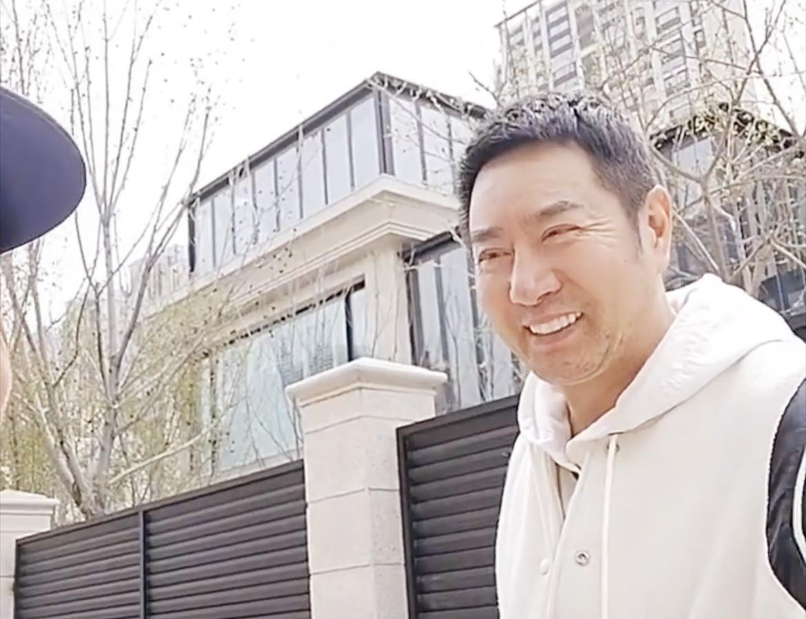 姚刚|52岁老戏骨姚刚检查别墅装修,房价超1500万