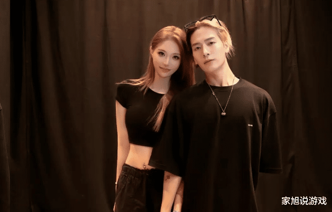 29岁王嘉尔与女粉牵手合影显亲密,女方身材傲人,颜值发色抢镜