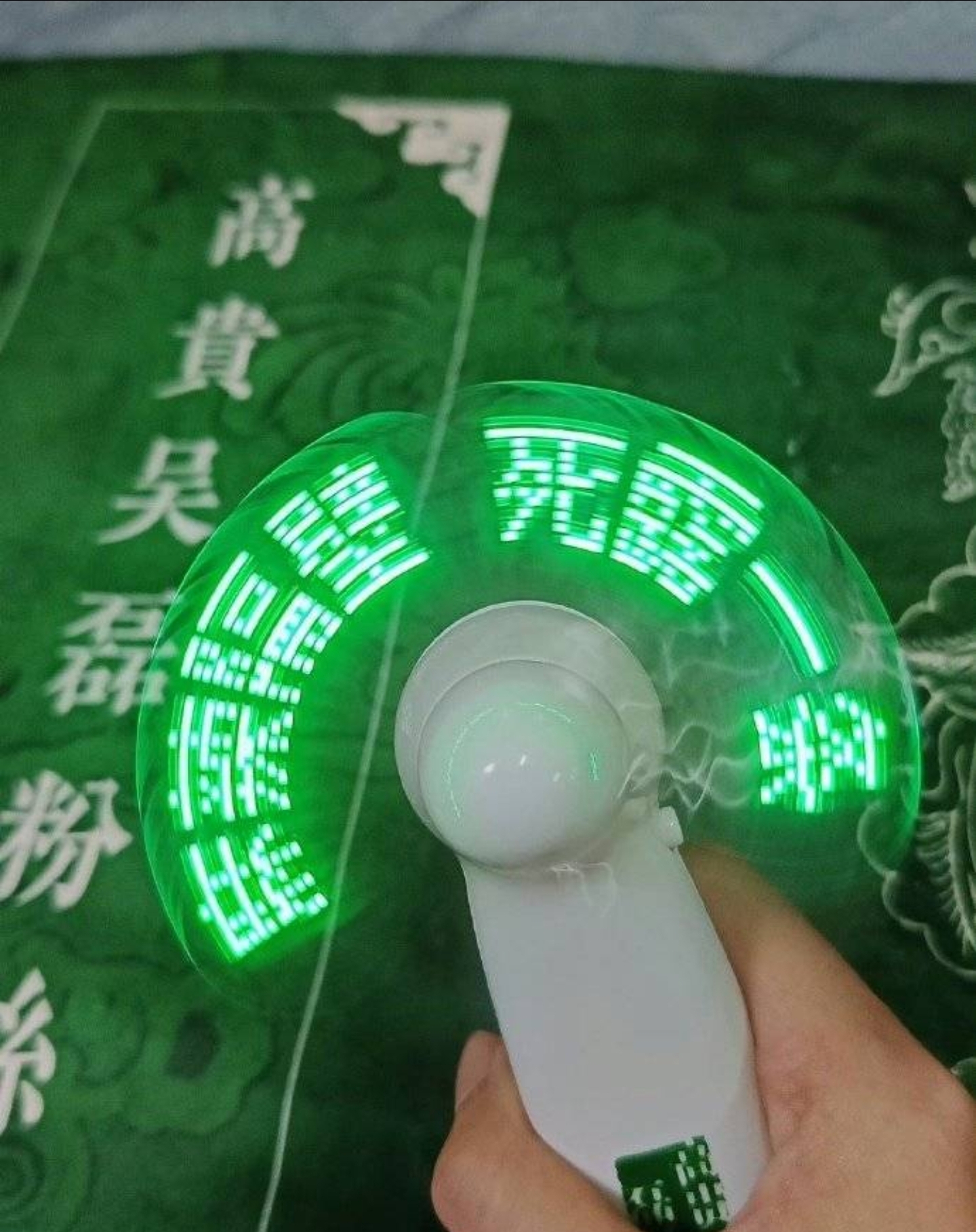 吴磊粉丝应援灯牌惹争议,“死露一条”疑似内涵赵露思,实在下头