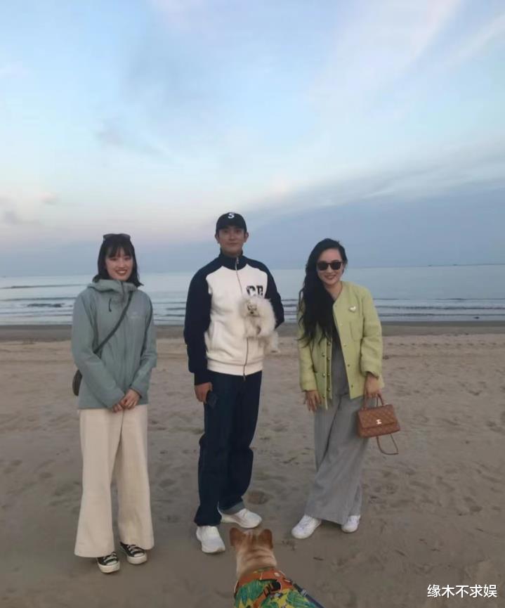 霍思燕携儿女游环球影城，10岁嗯哼越变越帅，3岁女儿酷似霍思燕