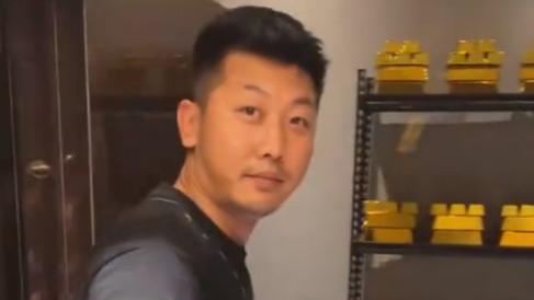 太有钱了！演员于洋豪宅曝光，3层货架放上吨金砖，网友呼吁严查
