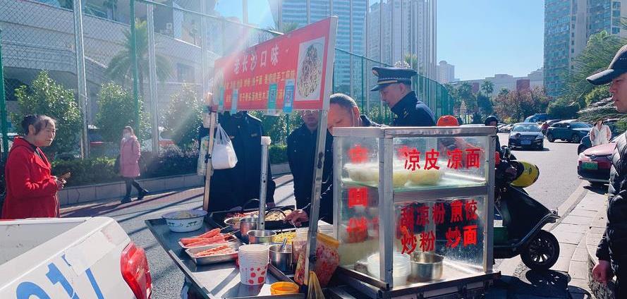 小吃|路边摊都往碗里套塑料袋,高温热汤直接倒在里面,不会有毒吗?