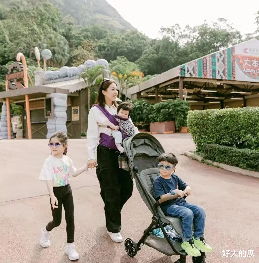 钟嘉欣老公很贴心，出门游玩照顾孩子也宠老婆，拼事业不吃软饭
