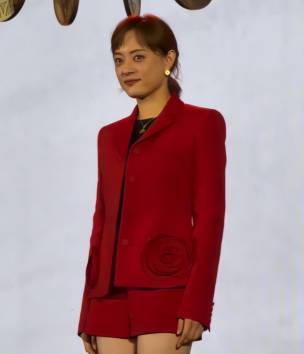 40岁孙俪活动近照,大冬天露大腿一脸凶相,养生过度"害"了她 - 娱乐