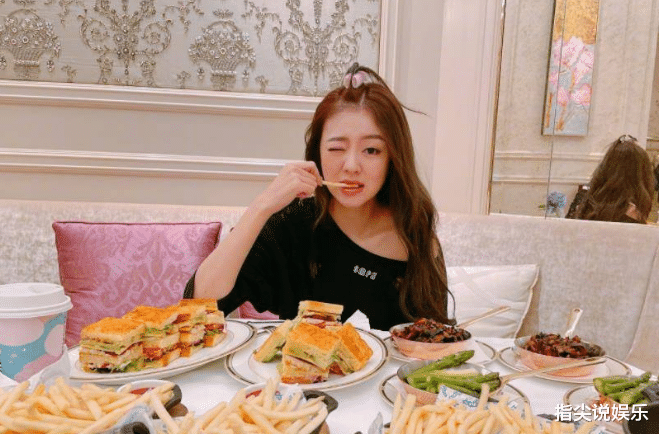 放飞自我?丈夫判14年后,安以轩夜店与男友人亲密搂抱彻夜狂嗨