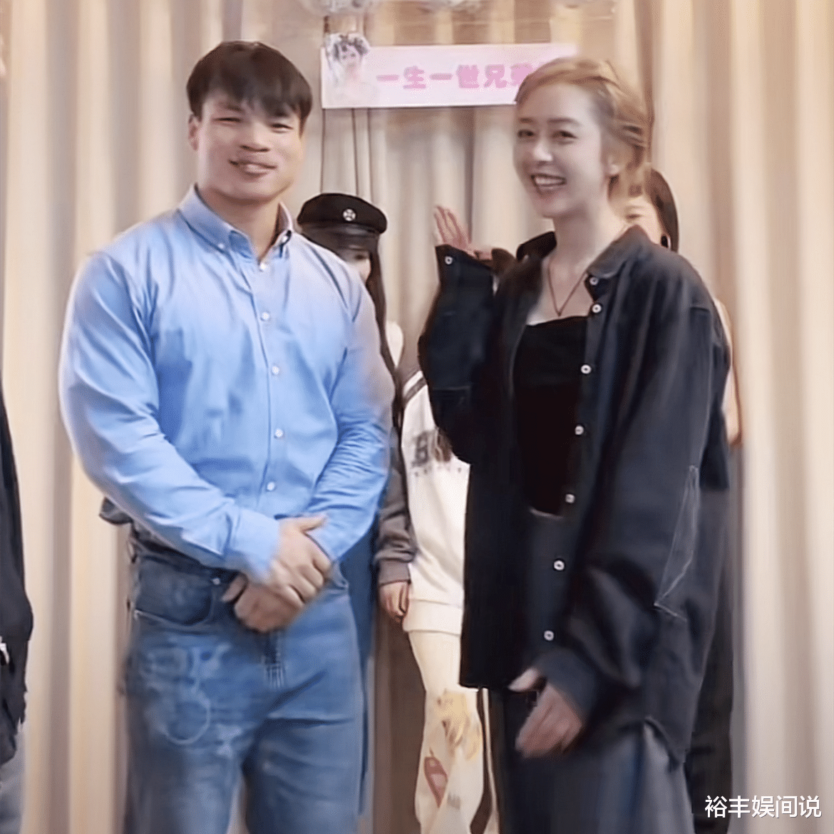 网红乔妹分享母女温馨日常！遭网友嘲讽连累嘴哥，女儿超像小小酷