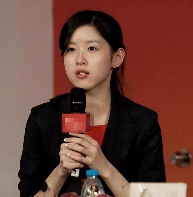 章泽天大学素颜照被疯传！满脸雀斑还单眼皮，与现在简直判若两人