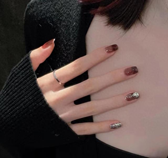 高贵显白美甲：金棕色YYDS--秋季美甲推荐