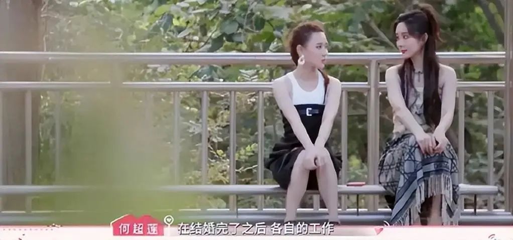 窦骁何超莲最新合体，两人大合照分开，晚宴不坐一块，真的婚变了？