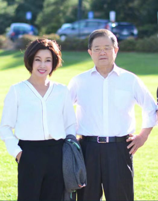 刘晓庆夫妇罕见同框,穿白衣黑裤气质似小姑娘,与老公不像同辈人 - 聚