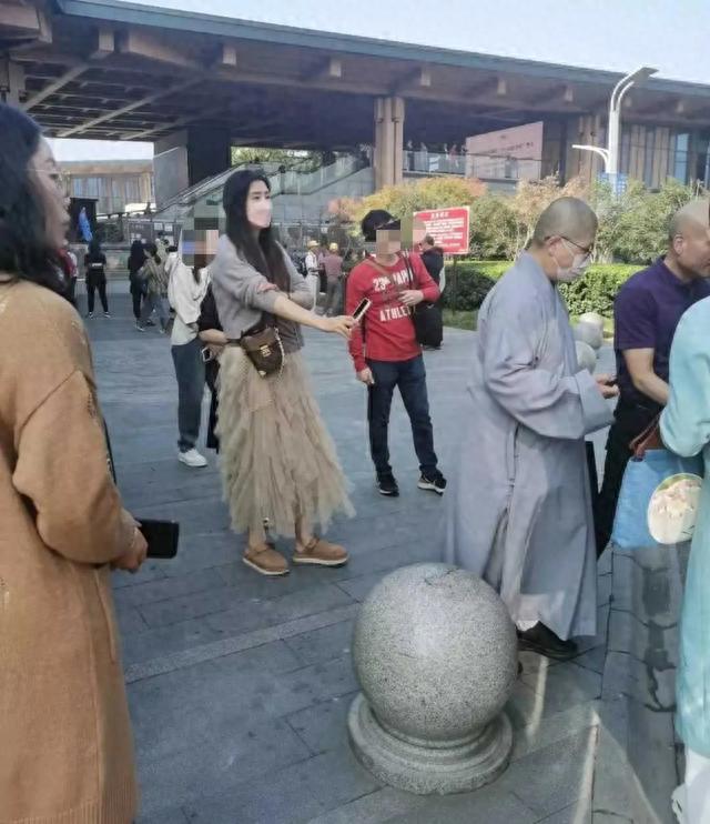 偶遇王祖贤回国，独自拿行李略显落寞，“拮据生活”疑曝光！