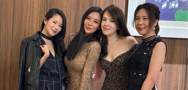 许玮甯|许玮甯豹纹低胸装参加排队，与邱泽甜蜜互动现场秀恩爱