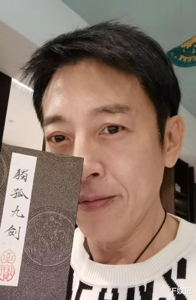 吕颂贤难得回家为太太庆生 麦景婷依偎在老公手臂拍甜蜜合影