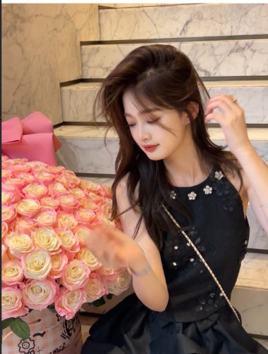 王思聪与女友共度七夕,小羽晒巨型粉色玫瑰花,豪宅内大方摆拍