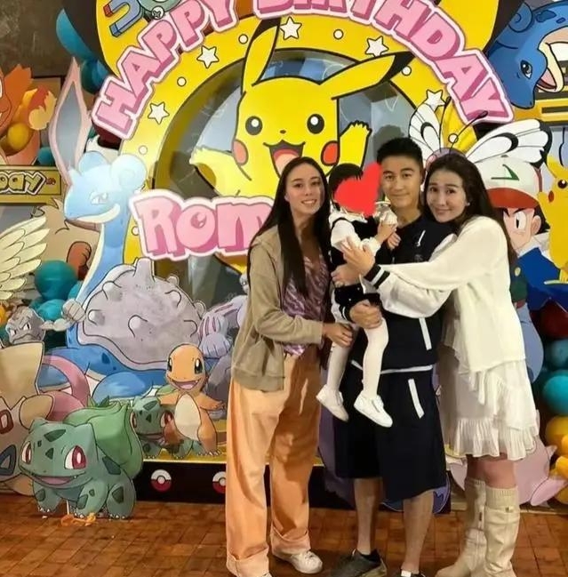 奚梦瑶何猷君香港共度佳节，幸福全家福彰显深厚亲情。