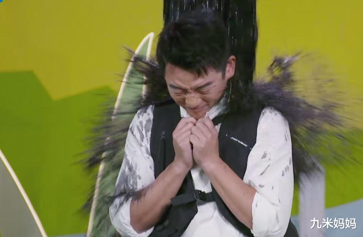 刘涛淋水时的一个动作引起网友热议，网友：请放下明星包袱