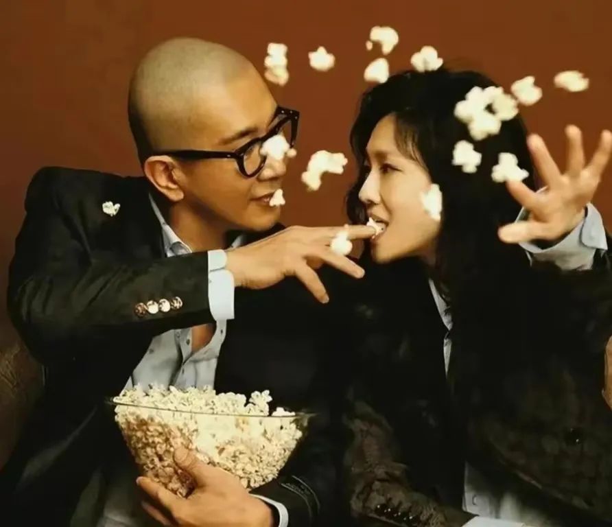 抛下瘫痪在床的大S,具俊晔回韩开泳装派对,婚姻真相是忤逆本能