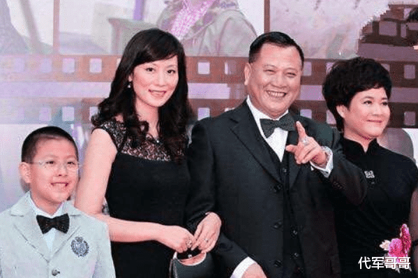 一婚娶美女演员,二婚娶小16岁空姐,如今62岁还在为生计奔波