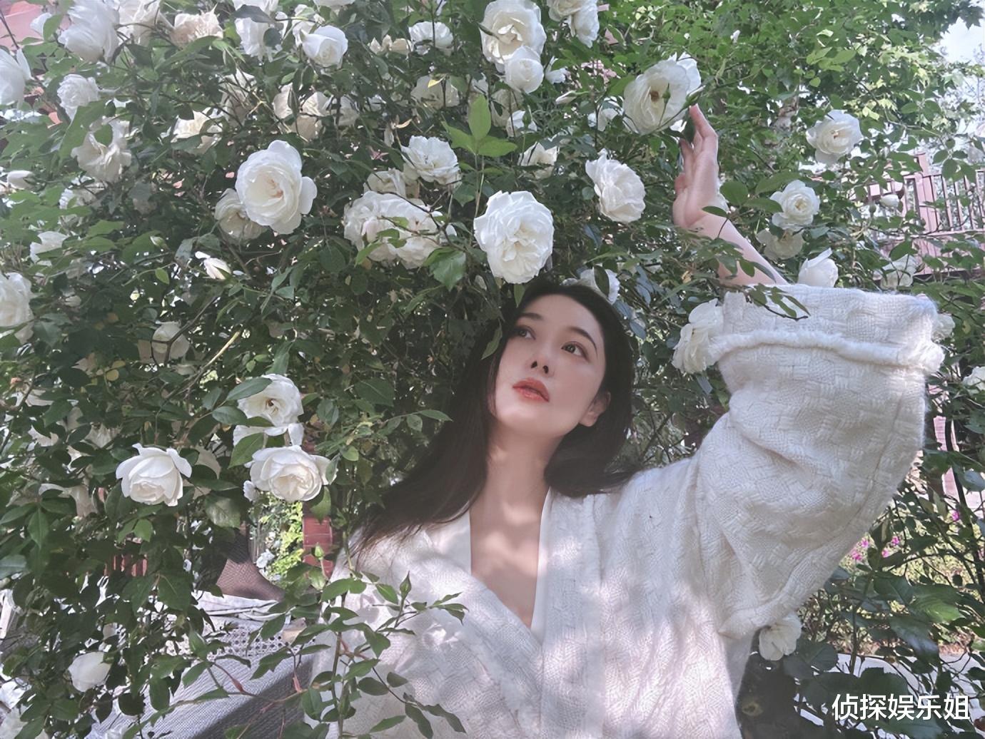 张馨予|张馨予在自家花园拍照，老公视角下穿睡袍出镜，完美演绎人比花娇