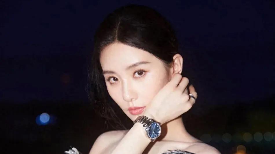 刘诗诗身穿银色亮片鎏金长裙，展现出她绰约的身姿，气质纯净优雅