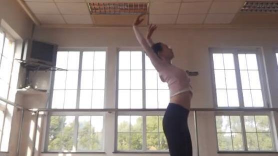 苗苗一早练舞，为爱沉寂四年开始继续发光，视频中婴儿哭声引关注