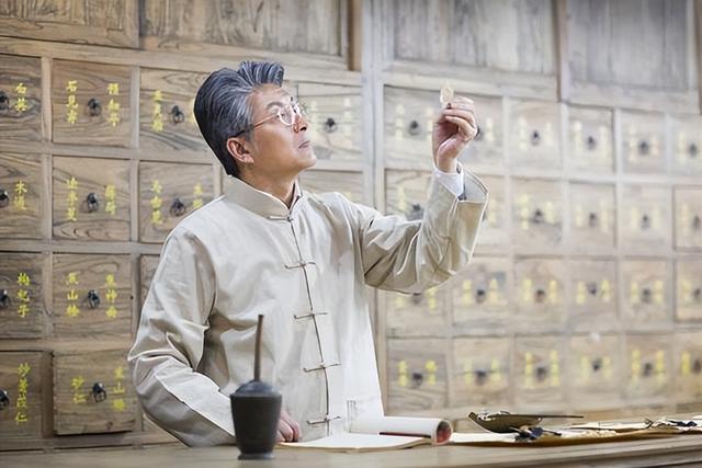 法国小伙在中国学医7年，回国后变身“华佗”，每天接诊接到手软