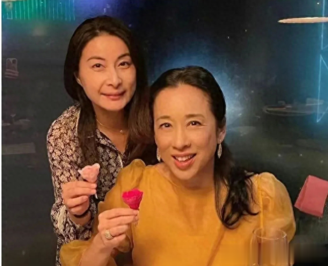 朱玲玲时隔10年跟前夫同框!最美港姐颜值依然吊打,儿媳比她幸运