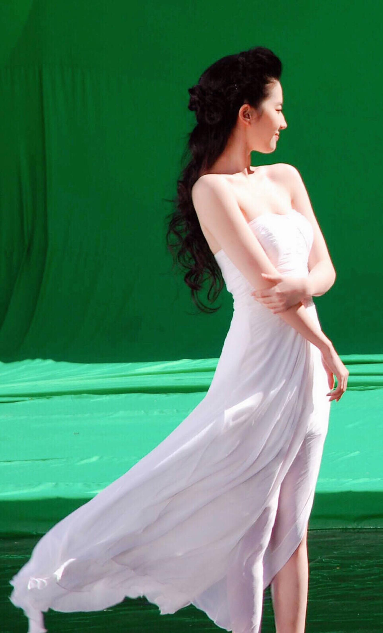 刘亦菲36岁生日在北京拍戏！剧组晒照为其庆生，气质如仙依然很美