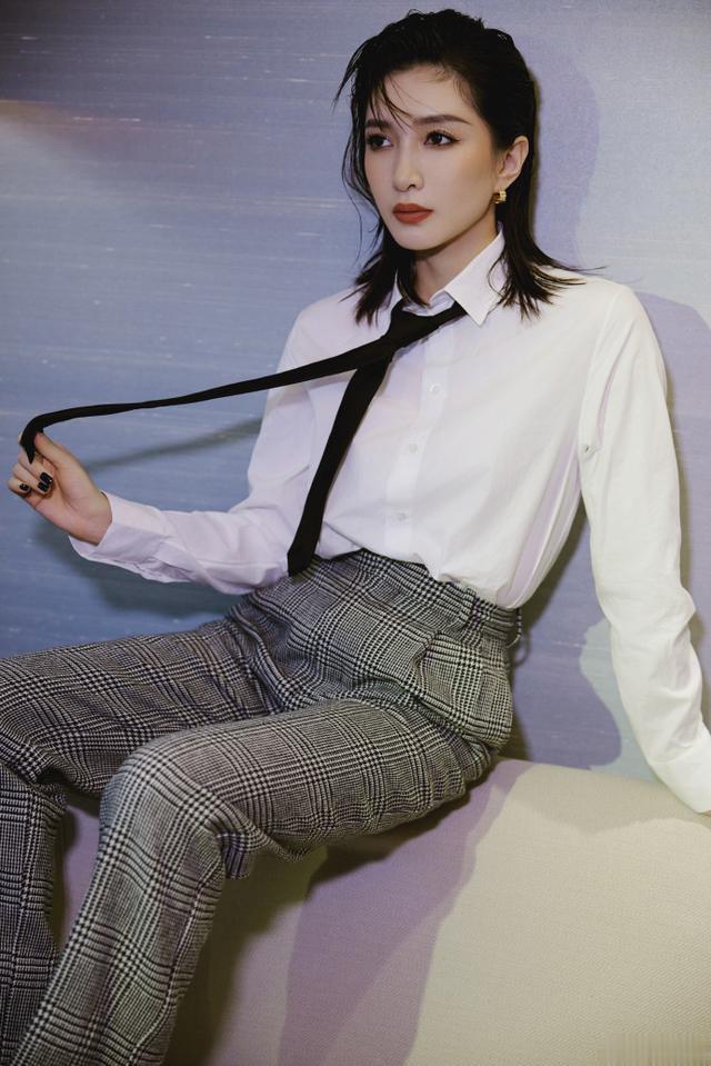 江疏影帅气造型 闪钻全包围眼妆好美