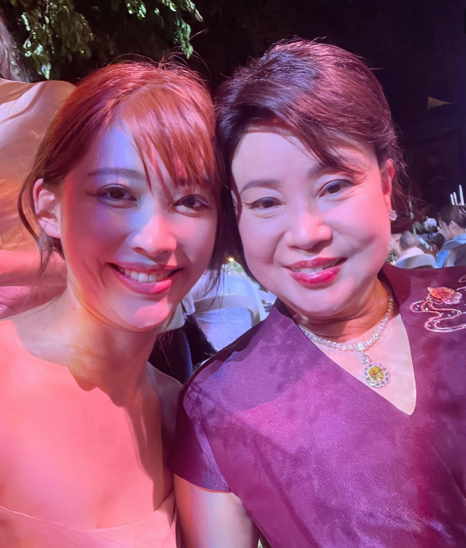 陈婉珍|阔太陈婉珍三套造型参加婚宴!V领红裙配大黄钻项链,富态又阔气