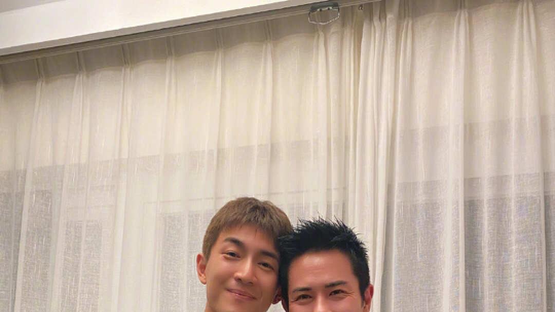 |时隔9年再同框！TVB视帝与内地当红小生相聚，两人喝到满脸通红