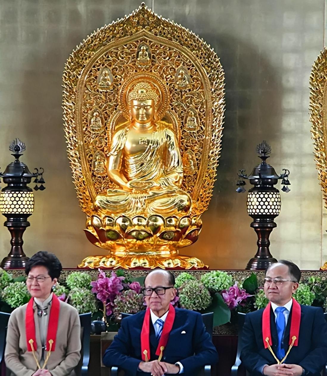 95岁李嘉诚现身灵隐寺,双腿暴瘦成麻杆,光看身形难以与富豪沾边