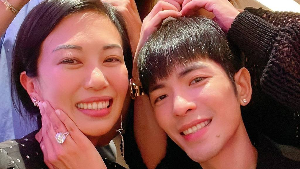 萧敬腾求婚成功，叫50岁经纪人妈妈，15克拉钻戒上亿，亲妈不知情