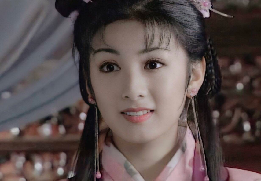 但可惜的是,近两年来黄奕的作品都没掀起多大水花,提起她的时候,观众