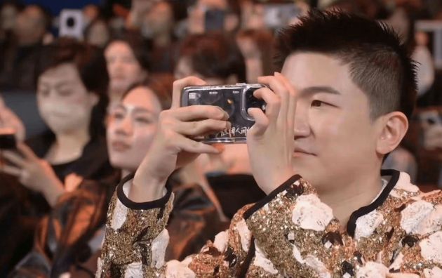 张大大|《跑男》成都路透，张大大baby甜蜜比心，1米75张大大暴露身高