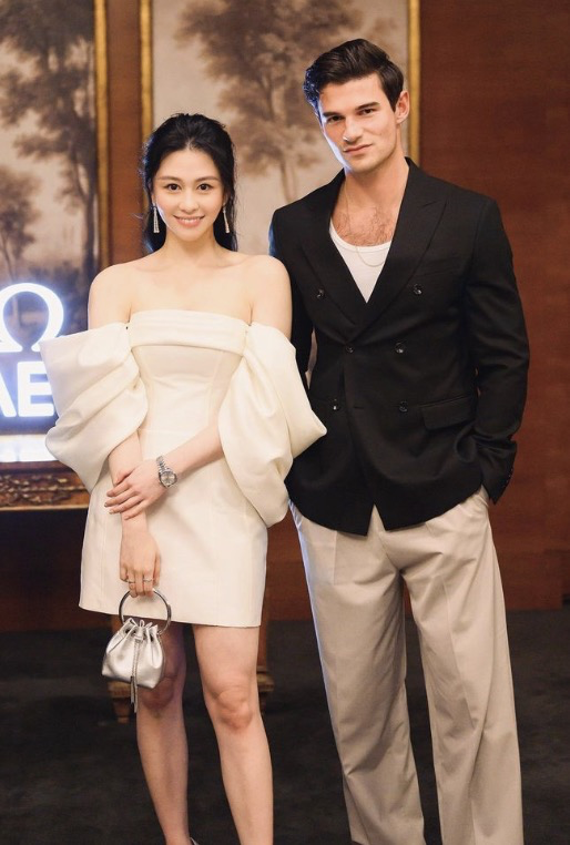 沈月|邱淑贞女儿现身晚宴,与外籍男星合影,秀香肩事业线颜值不输妈妈