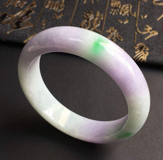 翡翠|价格相差数百倍，翡翠的高货和普货到底有什么不同？